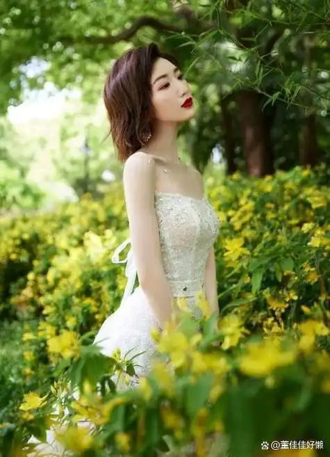 毛晓彤穿着绿色碎钻星河纱裙的照片在社交媒体上广泛流传,引发了粉丝