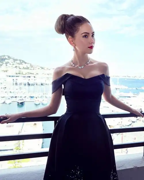 戛纳电影节开幕,周杰伦躲在人群紧盯爱妻昆凌性感走红毯!