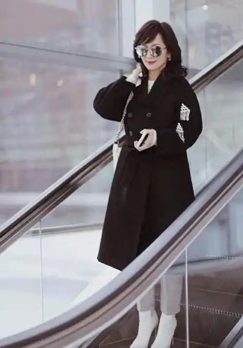 赵雅芝真不像68岁,这么穿"格纹大衣"配长筒靴,竟比00后还洋气|内搭