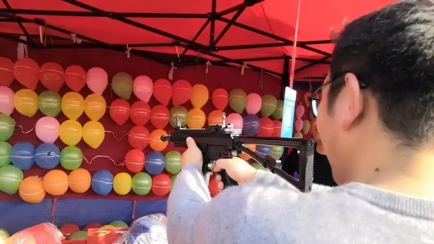 婆婆去交流会买日用品宝爸花20玩玩具枪打气球给宝宝赢了什么