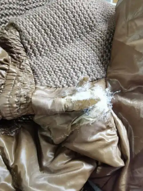 补衣服  #手工绣花衣服  #衣服破洞无痕修补  #羽绒服