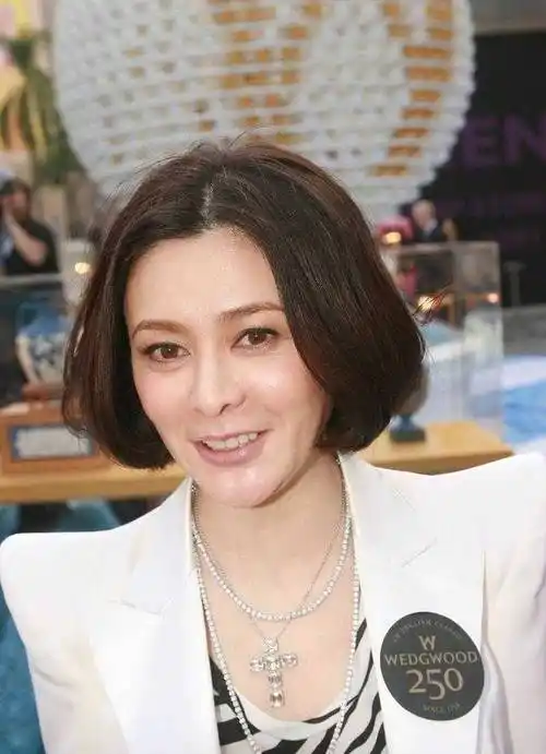 关之琳也没逃过"地心引力",无滤镜眼部皱纹明显,但身材像少女_效果_的