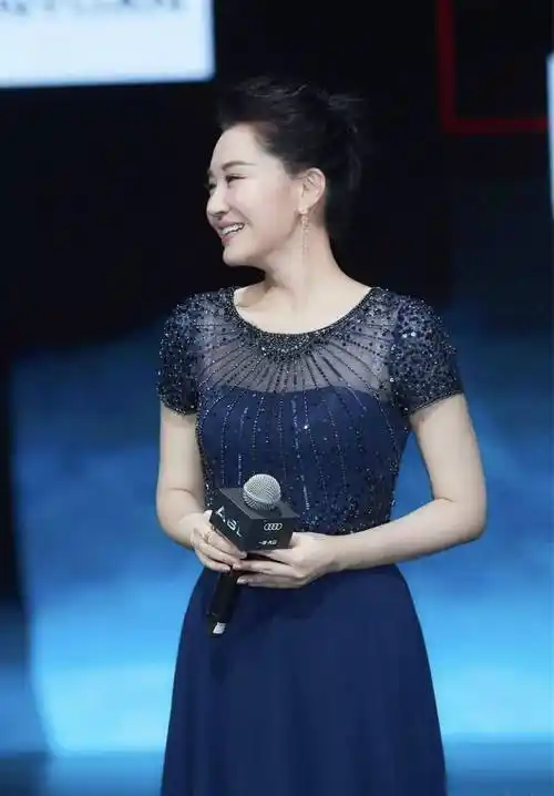 许晴身材比例真好,一身蕾丝黑裙尽显凹凸曲线,52岁跟同龄人不一样