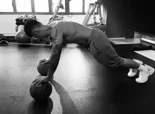 余文乐巅峰肌肉照被爆光,魔鬼式健身太燃了.