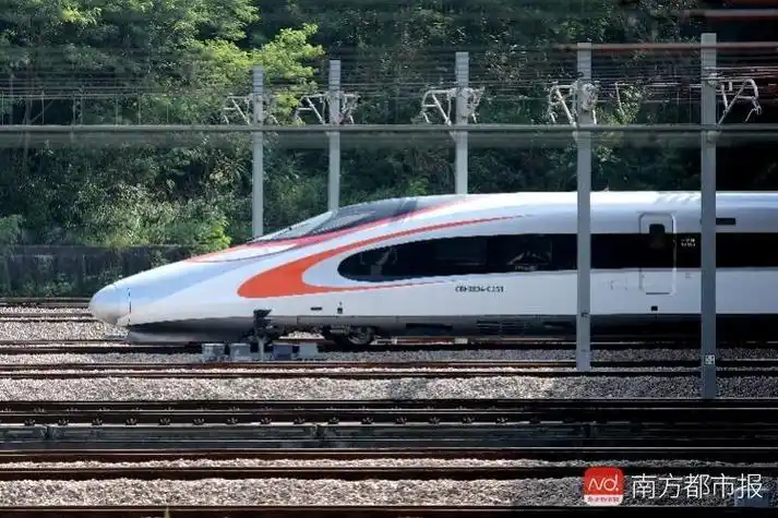 2018年8月26日,一列港铁动感号列车驶入深圳北站.南都记者 赵炎雄 摄