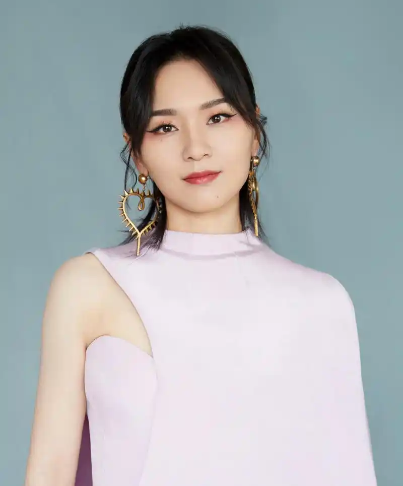 p>周笔畅,1985年7月26日出生于湖南省长沙市,华语流行乐女歌手,词曲