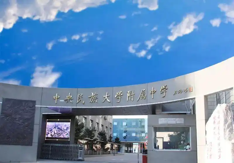 经历让人羡慕曾几何时,校园特别是大学校园被称之为大家心中的象牙塔