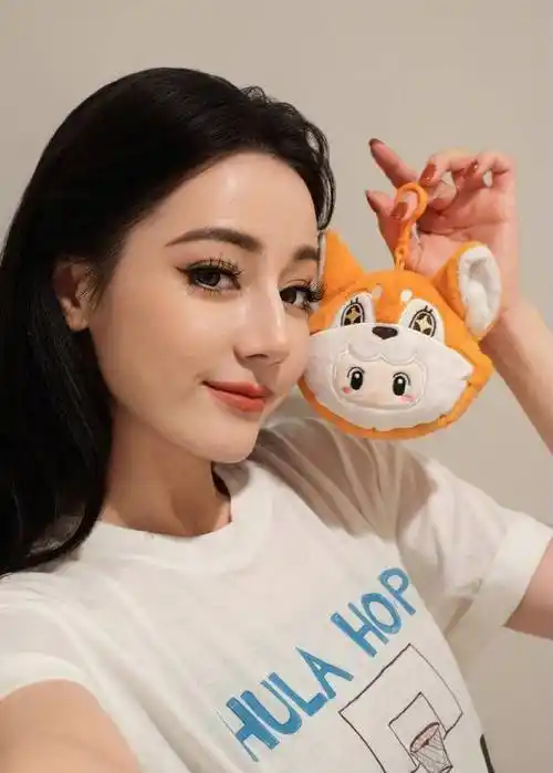 迪丽热巴自曝与闺蜜相处日常:吵架互删微信,但依旧如亲人相伴_身材