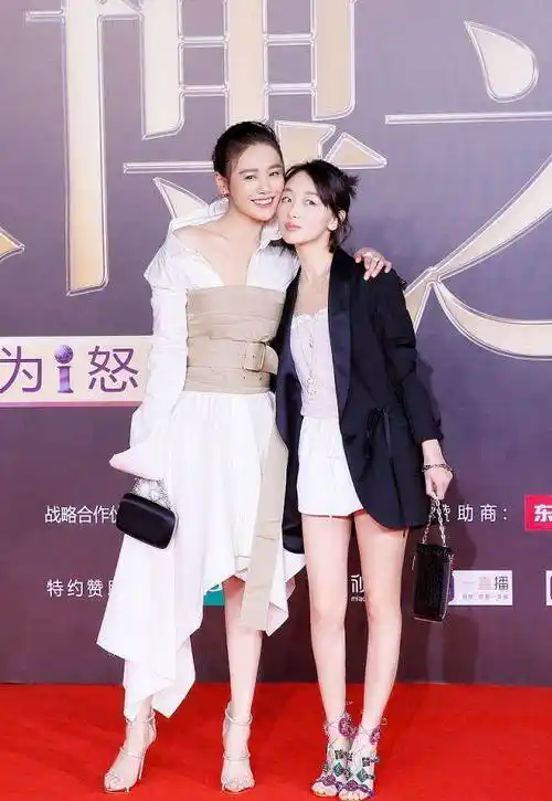 身高:马思纯170cm,周冬雨162cm.