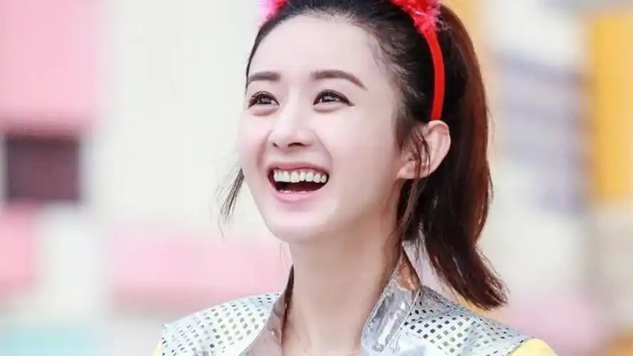3位圆脸女星的笑容超治愈,赵丽颖赵露思谁的笑甜进你心里?