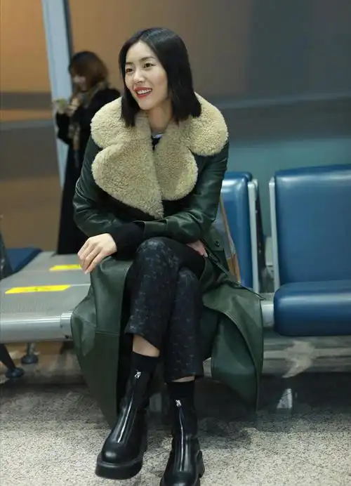 刘雯冬天穿搭真好看puma卫衣和超大羽绒服整体搭配活力动感