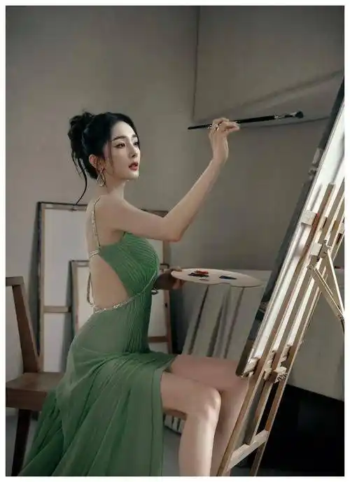 杨幂内娱"天花板" 赏心悦目的衣品,颜值与身材,你知道多少?