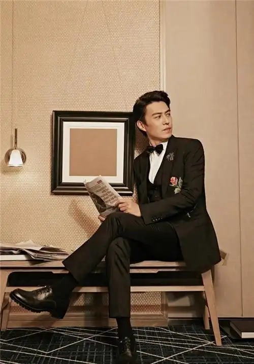 新理想国民女婿靳东,携"真理"开篇《理想照耀中国》