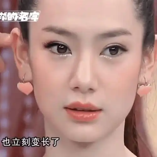 今天,被戚薇的一组老照片惊艳到了.