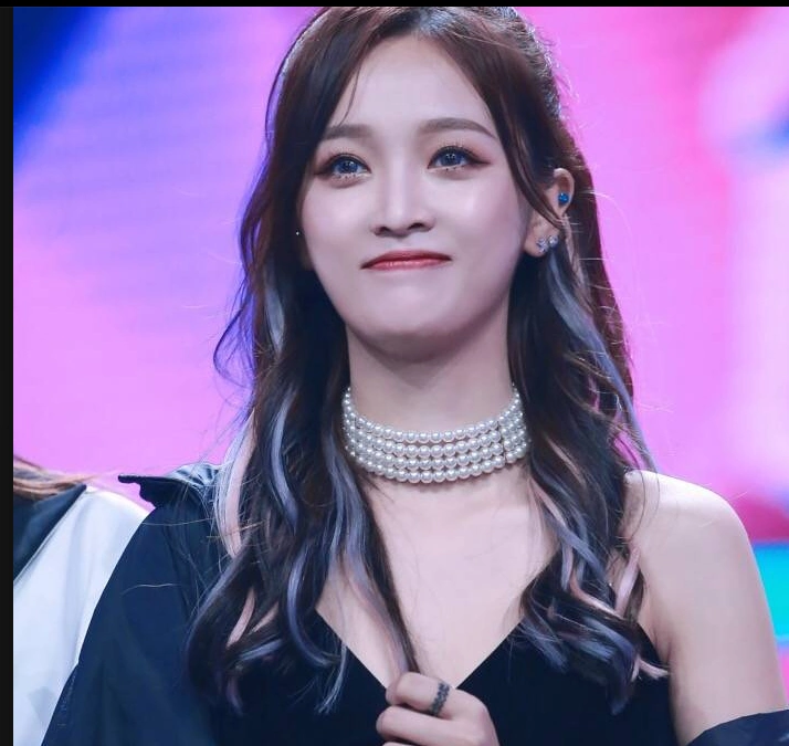 《创造101》吴宣仪被王一博批评 上台前用仍表情搞怪向队员打气