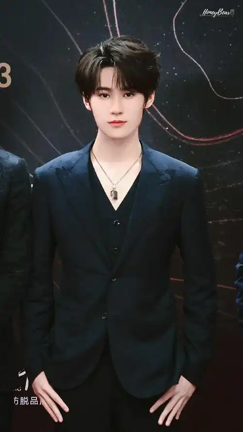 张真源奔跑吧##星光大赏红毯##今日星拍放送