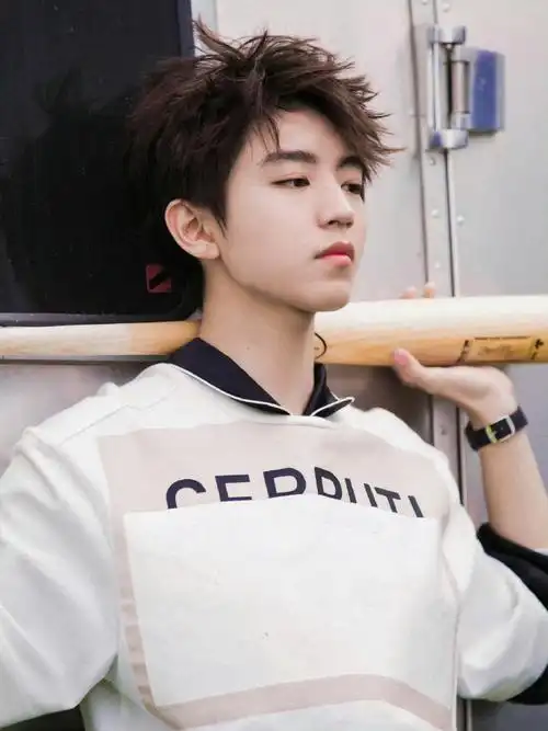 王俊凯倒着走给蔡依林唱歌##王俊凯的内搭和蔡依林的裙子