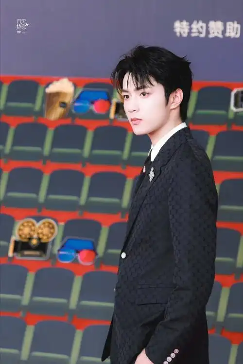 刘耀文楼间楼演唱会##青年演员刘耀文