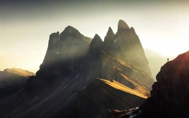 唯美壮观的山峰风景图片桌面壁纸