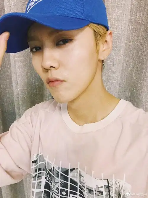 鹿晗在自己微博上传一组自拍