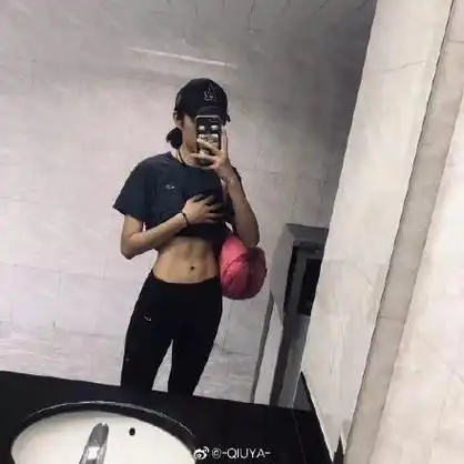 当女生晒起腹肌来可没男生什么事了