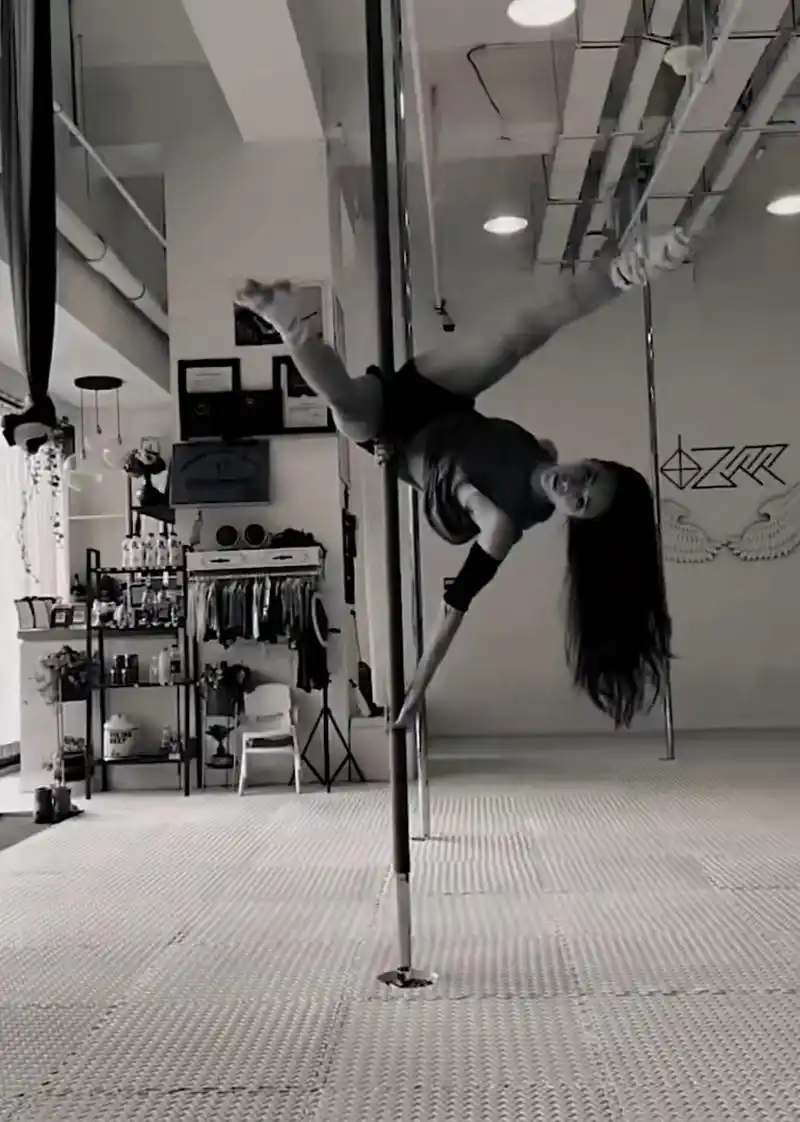 娜然钢管舞太飒了!身体的柔韧性和协调性也太好了吧!