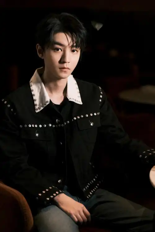 王俊凯黑色铆钉外套直播造型##王俊凯最新直播状态