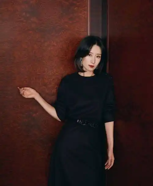 原创原创45岁刘敏涛素颜走机场穿衬衫搭阔腿裤时髦气质美得很高级