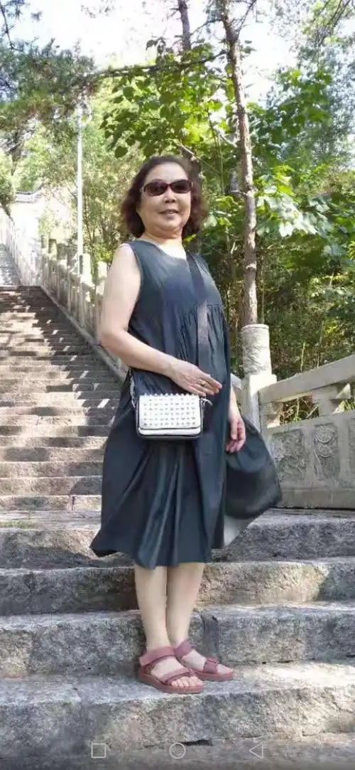 漂亮温柔的大姐去黄山旅游了