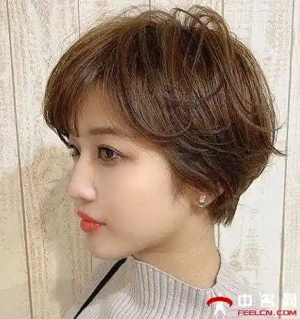 气质又不失优雅的发型最适合了,这一款齐脖短烫发发型,侧分刘海设计