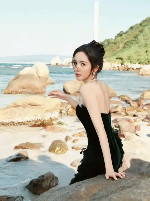 杨幂这么完美的女星,有人说只喜欢她的脚|抹胸|礼服|礼裙|高跟鞋_网易