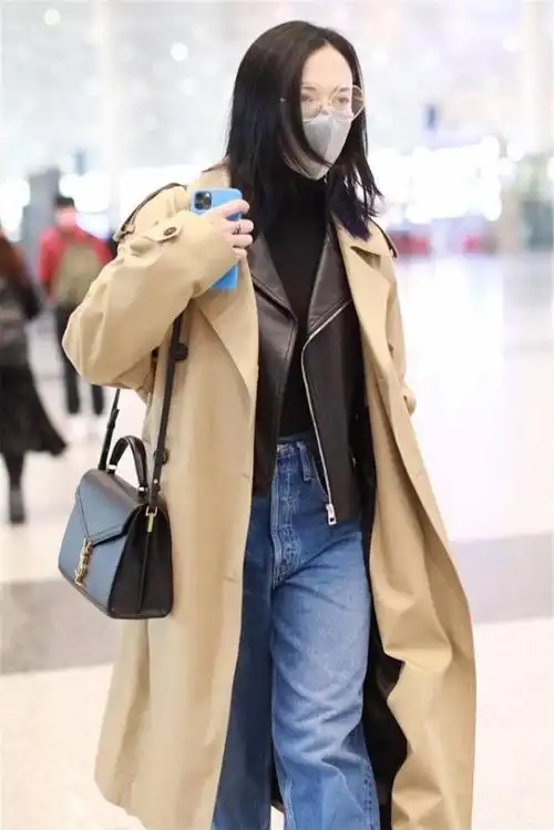 姚晨现身机场皮外套与风衣叠着穿穿的越松垮反而更时髦
