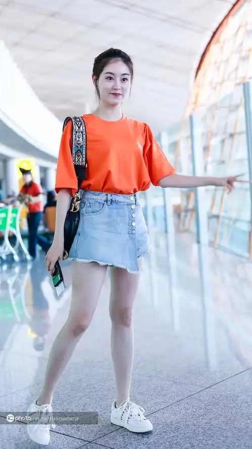 街拍祝绪丹橘色tee须边牛仔裙dior马鞍包元气少女