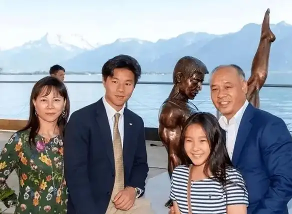 照片中,李宁满头白发,像个爷爷一样,而他的妻子陈永妍则依旧甜美靓丽