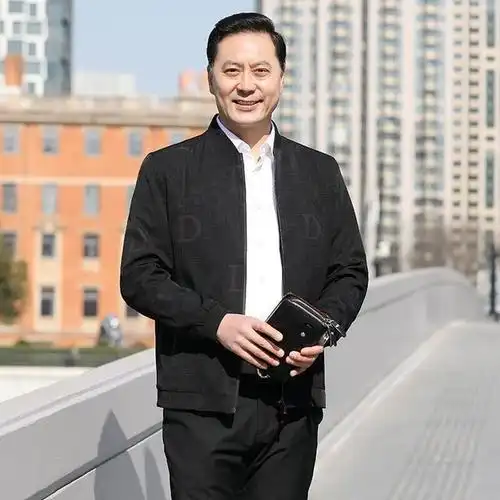 太油腻本期内容,就来和大家聊聊中年男人的去油穿搭,从拒绝"大叔装"