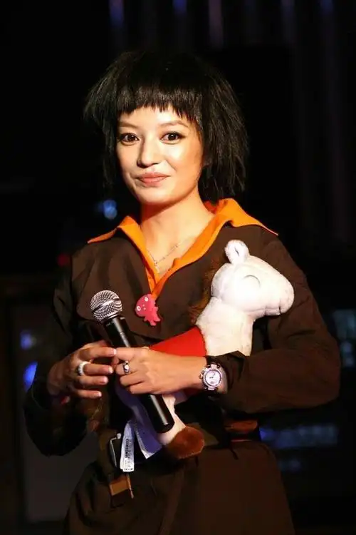 赵薇的短发造型一般人别学了看着没气质还有点接地气