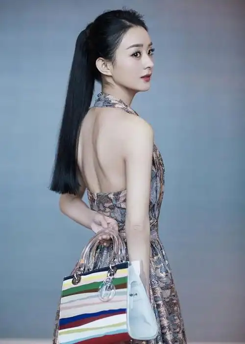 赵丽颖骨感身材却有仙女感脸上棱角明显感觉更英气了