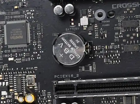 由于体积限制,主板采用的是更加小巧的纽扣电池,更具体地讲,其使用的