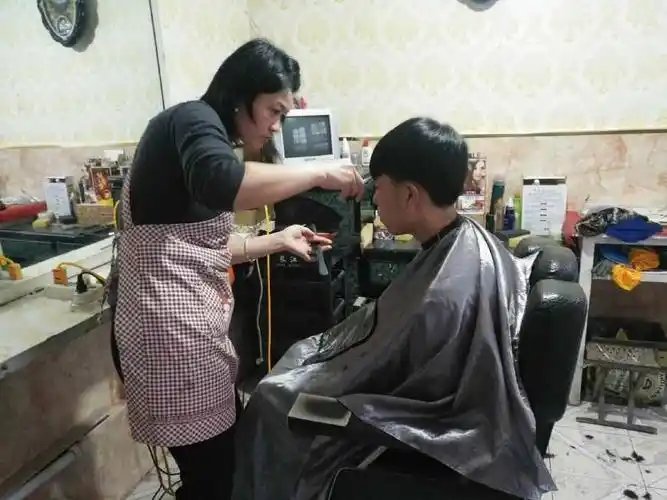 农村里的理发店,原来是这个样子