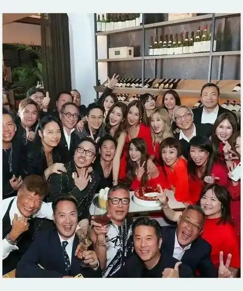 张智霖,袁咏仪参加周汶锜50岁生日派对,三个50 同框,像大学生合照!