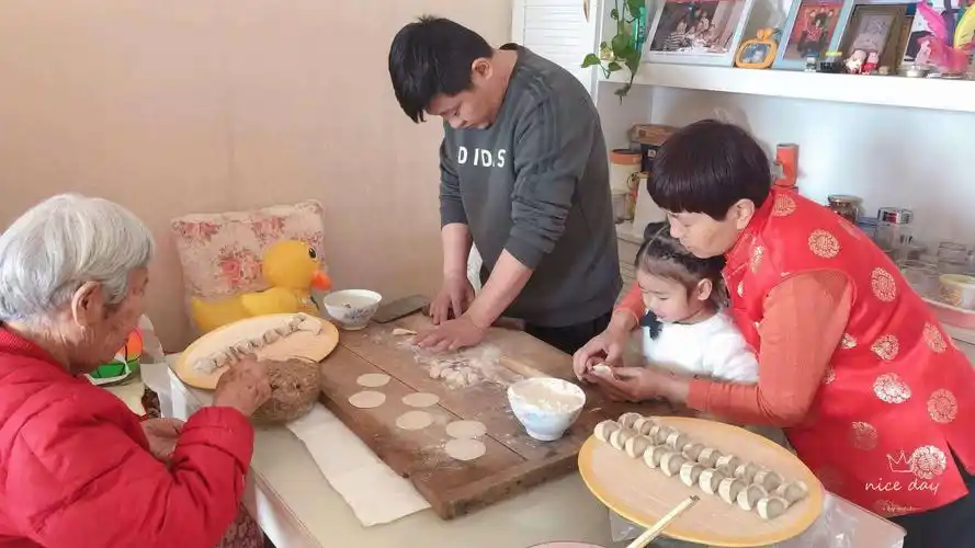 托一班宝宝们会包饺子喽!