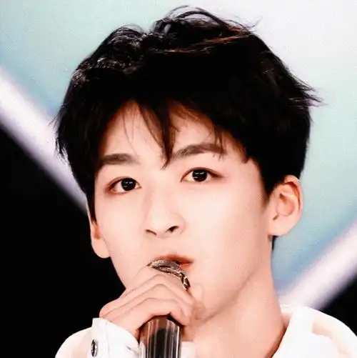 何洛洛^20010504^创造营2019决赛以第二名出道*"暴风骤雨不认识,陪