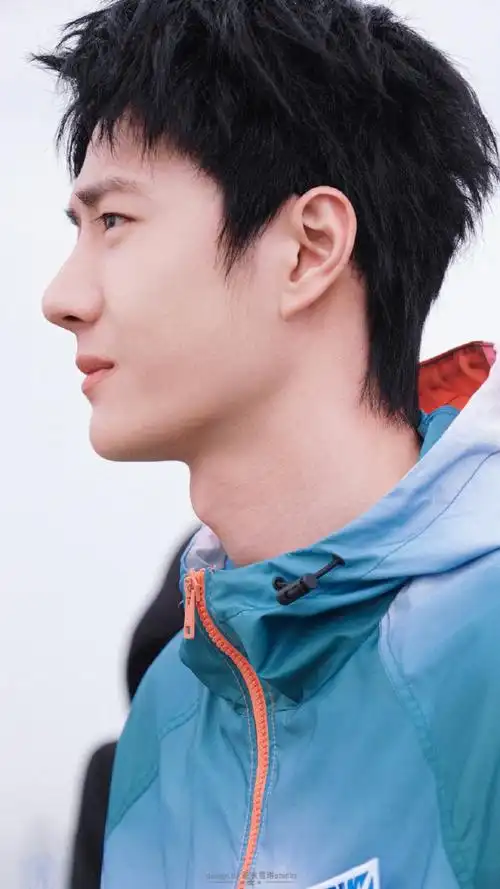 王一博渐变色冲锋衣#王一博侧颜太完美了!