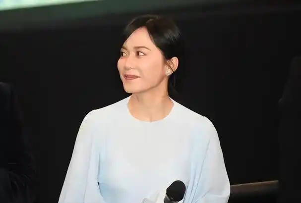 亏3800万不心疼53岁不结婚不生子俞飞鸿究竟想要什么