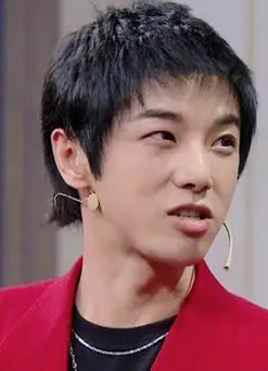 《王牌对王牌6》华晨宇偷吃当场被抓获 强行解释是助听器-综艺节目