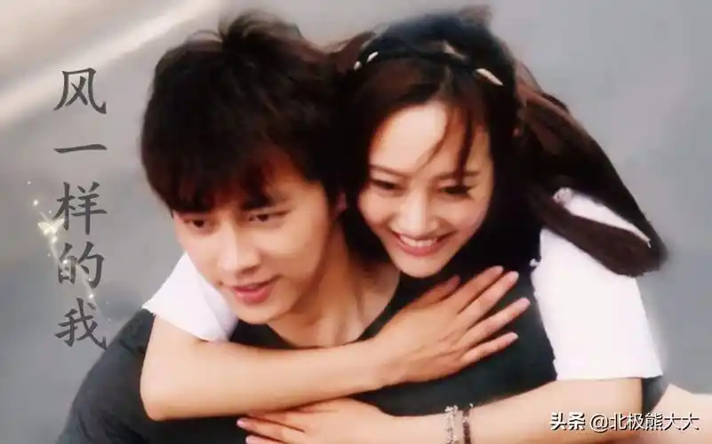 一起参加活动时,李易峰会贴心的帮李纯提裙子.