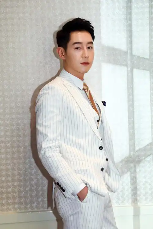 绅士格调 陈正飞西装大片挥洒精英范儿