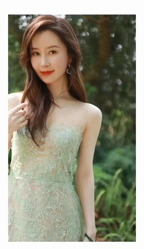 舒畅晒最新穿搭美照一袭绿色蕾丝抹胸透视裙优雅甜美清新脱俗