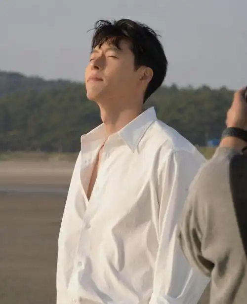 简约而不失优雅,玄彬最新广告亮相,白衬衫造型阳刚魅力十足