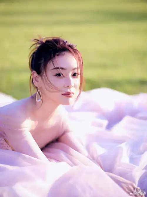 袁姗姗穿粉色纱裙秀直角肩02眼眸清澈温柔动人